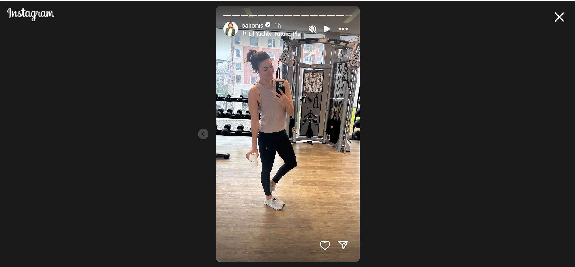 Amanda Balionis uploads a gym outfit (Image Credit: via IG @balionis)